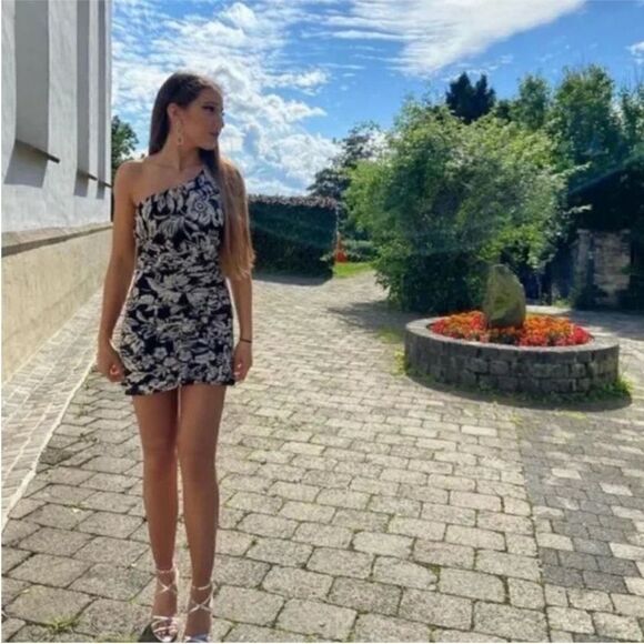 NWOT ZARA Blogger’s Favorite Asymmetric Neckline Ecru Mini Dress, Size Small - Picture 11 of 16